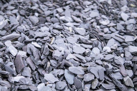 Our natural Blue Slate 20-30mm  with pieces of plum and grey is ideal for planting areas, paths and have a natural variation in colour from blue and grey to plum. The colour darkens when it gets wet, making this slate chipping particularly attractive. Blue Slate 20-30mm will guarantee the aesthetics of your outdoor area. The Blue Slate 20-30mm is the flattest slate of all the other colours, so it can provide a nice finish when laid and is ideal for walking on.